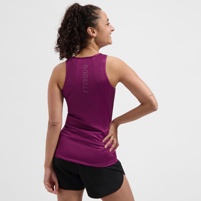 Rogelli Core mouwloos hardloopshirt dames cherry gedragen achterkant.