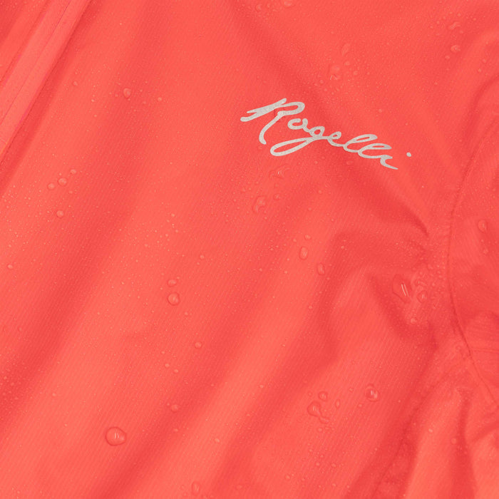 Detail van Rogelli Essential regenjack dames koraal waterdicht voorkant.