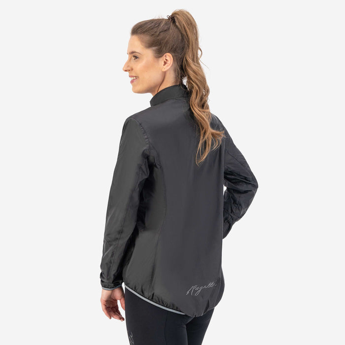 Rogelli Essential regenjack dames zwart gedragen achterkant.