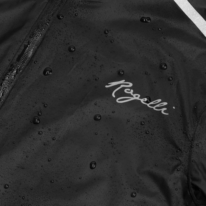 Detail van Rogelli Essential regenjack dames zwart waterdicht voorkant.
