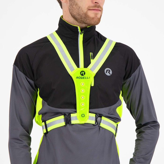 Rogelli Led-Vest verlichting hardlopen fluor gedragen voorkant.