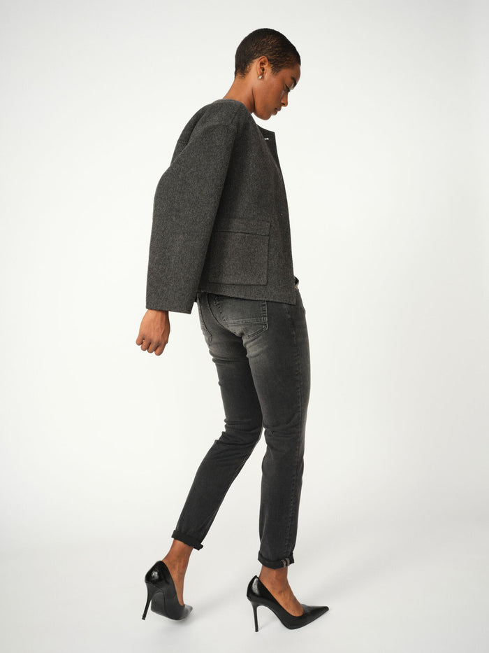 Modelshot / Grey / Detail