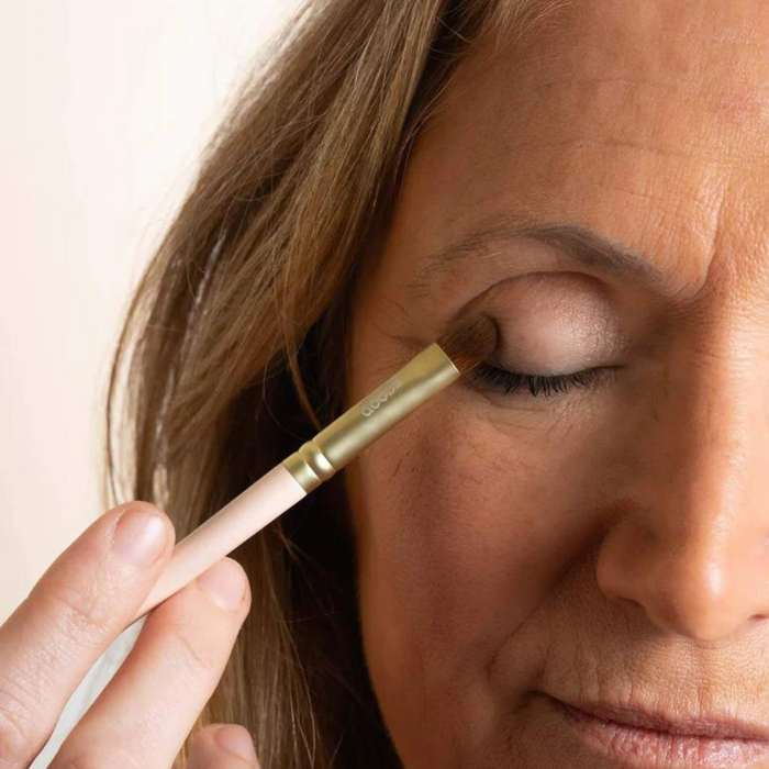 Go-For-Zero-Australia-Scoop-Whole-Beauty-Australia-Vegan-Flat-Eyeshadow-Brush-Styled