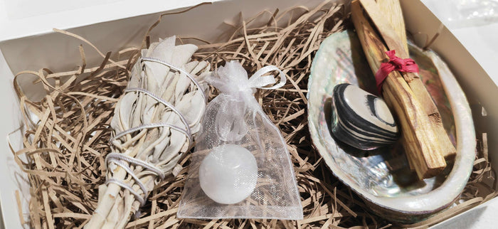 Earthstore® Smudge Kit incl Abalone, white sage, Palo Santo, selenite and incense sticks