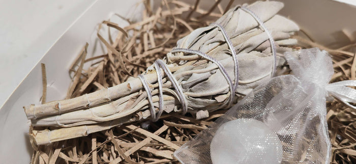 Earthstore® Smudge Kit incl Abalone, white sage, Palo Santo, selenite and incense sticks