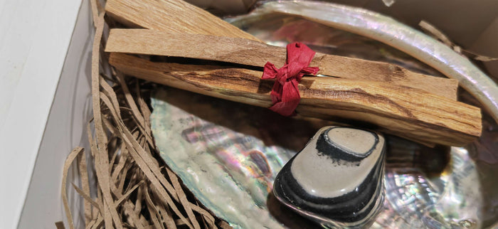 Earthstore® Smudge Kit incl Abalone, white sage, Palo Santo, selenite and incense sticks
