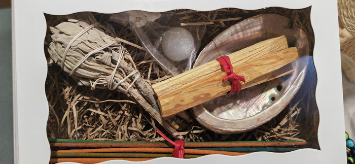 Earthstore® Smudge Kit incl Abalone, white sage, Palo Santo, selenite and incense sticks