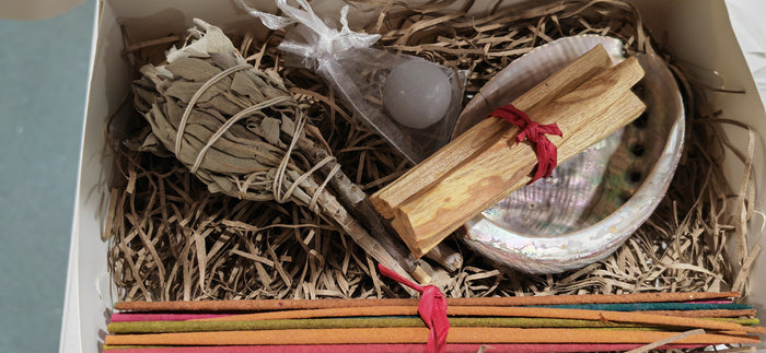 Earthstore® Smudge Kit incl Abalone, white sage, Palo Santo, selenite and incense sticks