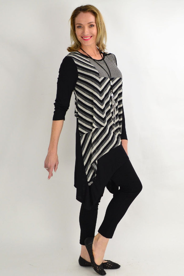 Black and grey loose-fitting lotus seed straight-lined tunic top for women, suitable for winter styling.