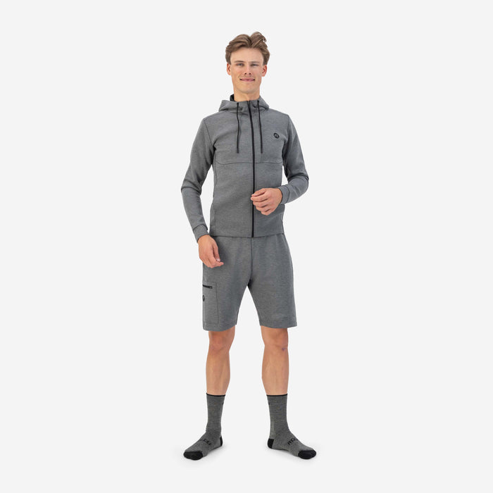 Rogelli korte trainingsbroek heren grijs gedragen totaalshot met trainingsvest.