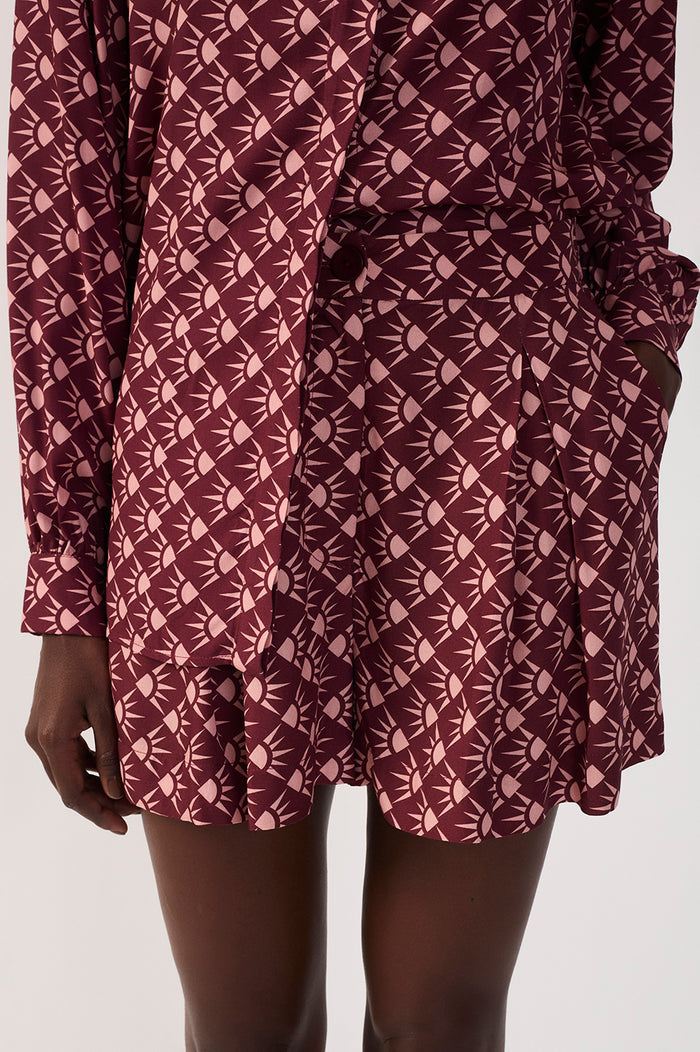 Wine Floriluz Pleated Pockets Shorts_5