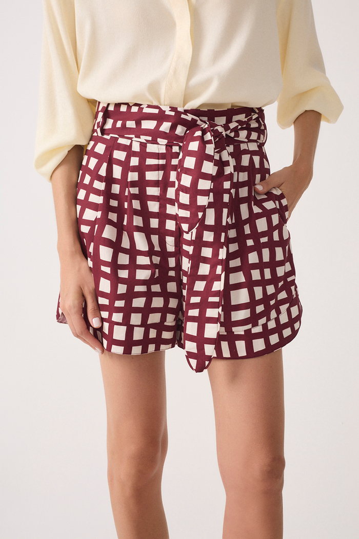 Wine Trama Pockets Belted Shorts_4